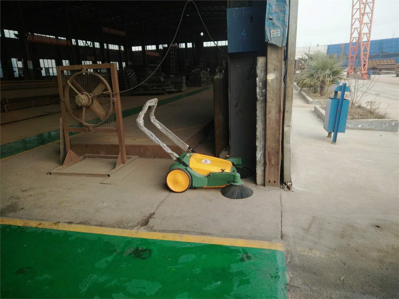 ?河南鋼模板廠家購置新型全自動掃地機(jī)