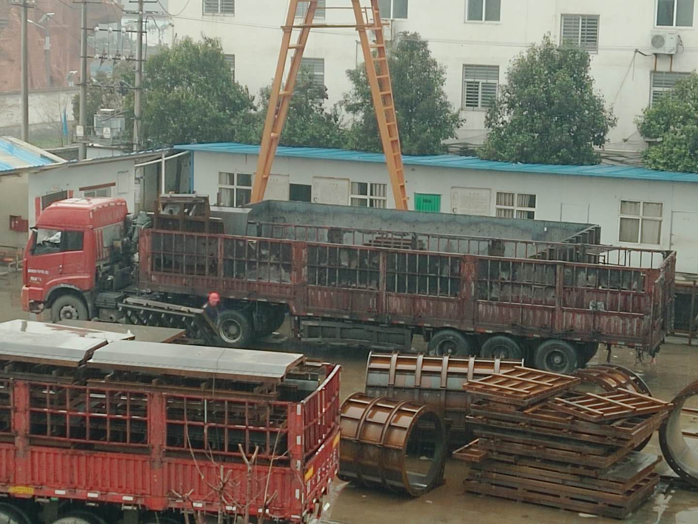 下雨天，系梁模板廠家的員工冒雨裝貨