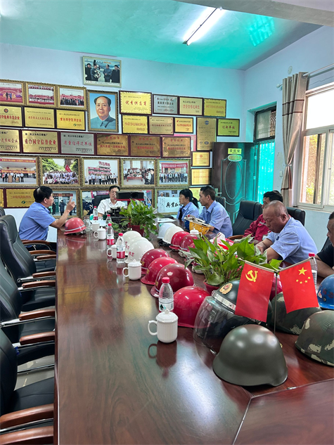 河南偉志鋼模板董事長(zhǎng)來(lái)保軍召開班前組長(zhǎng)會(huì)議